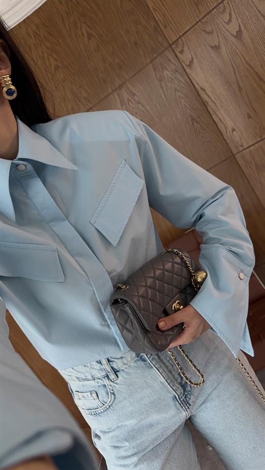 İri Vatkalı Açık Mavi Gömlek