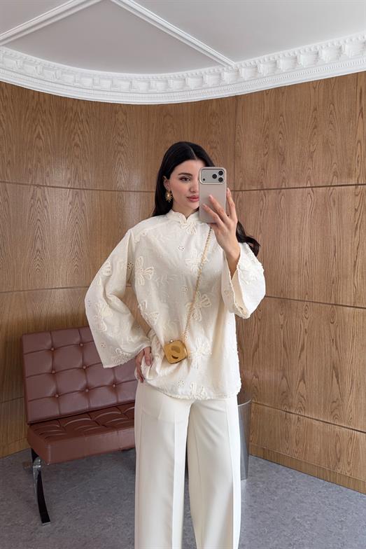Kabartmalı Nakış İşlemeli Bej Bluz