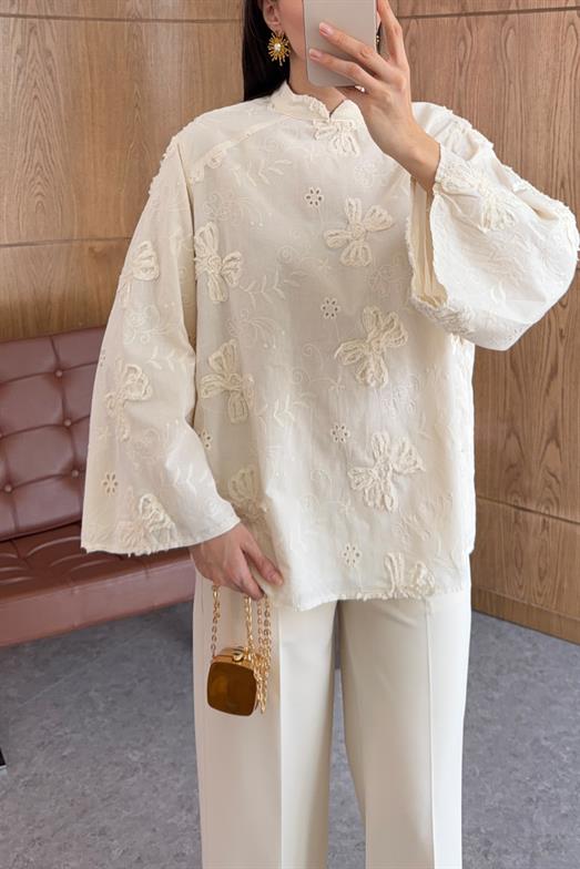 Kabartmalı Nakış İşlemeli Bej Bluz