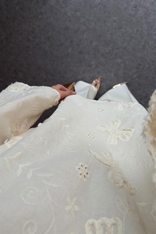 Kabartmalı Nakış İşlemeli Bej Bluz