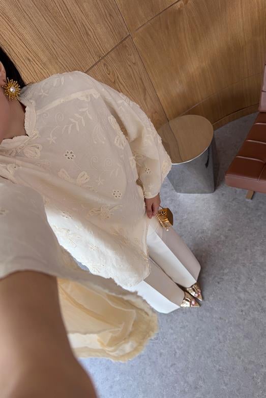 Kabartmalı Nakış İşlemeli Bej Bluz