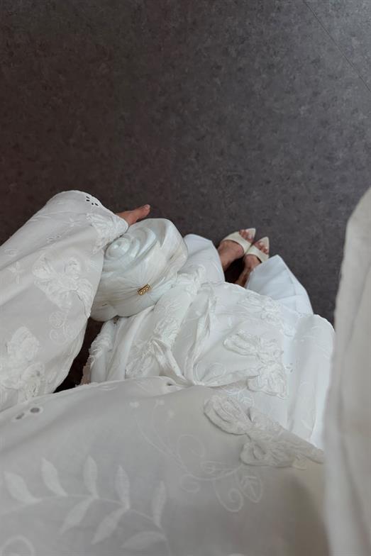 Kabartmalı Nakış İşlemeli Beyaz Bluz