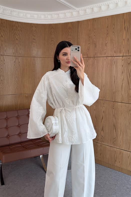 Kabartmalı Nakış İşlemeli Beyaz Bluz