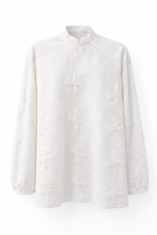 Kabartmalı Nakış İşlemeli Beyaz Bluz