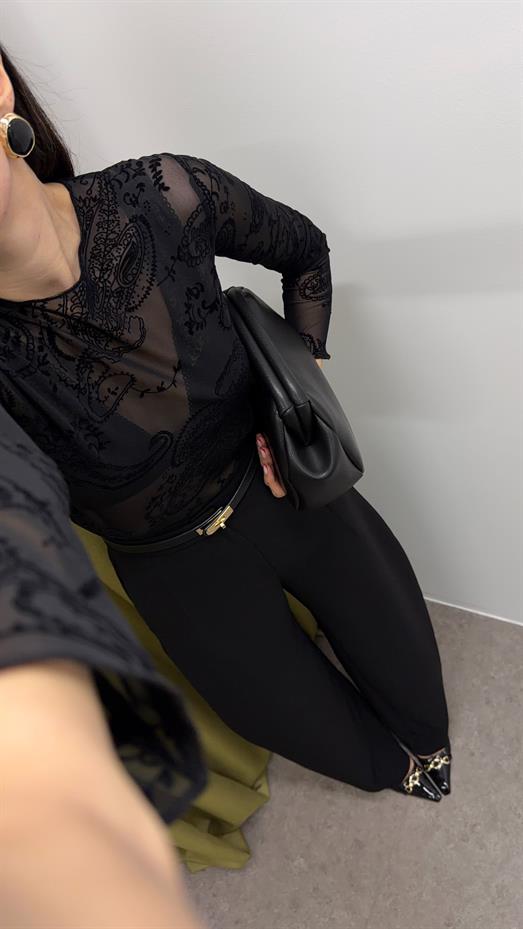 Kadife Desenli Siyah Bluz