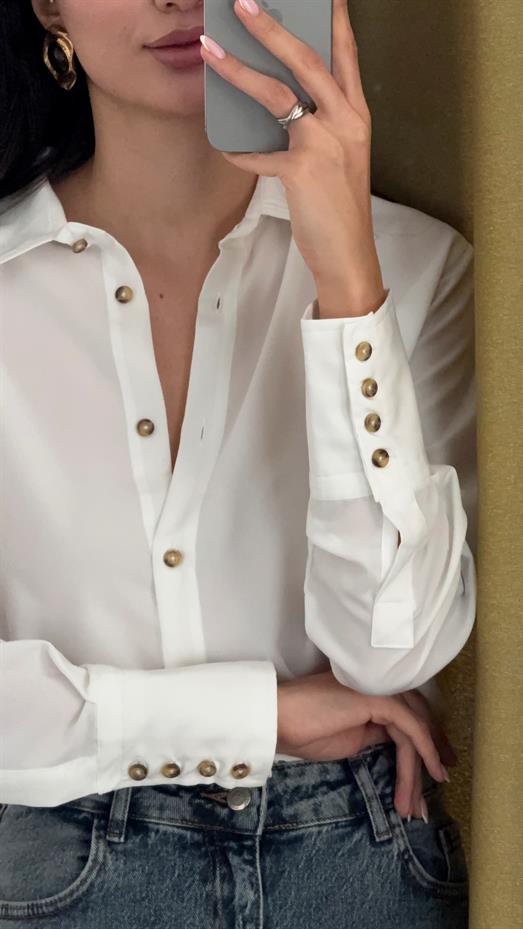 Kahve Düğmeli Beyaz Gömlek