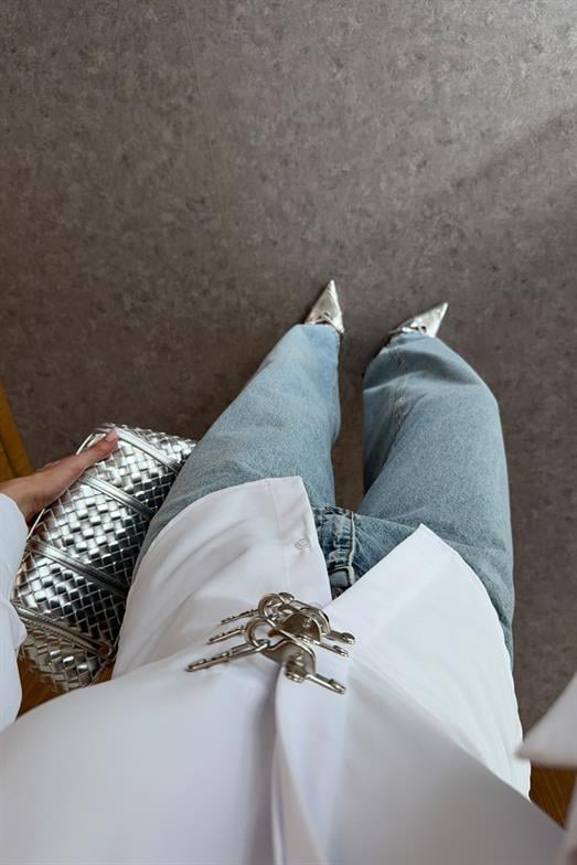 Kancalı Beyaz Gömlek