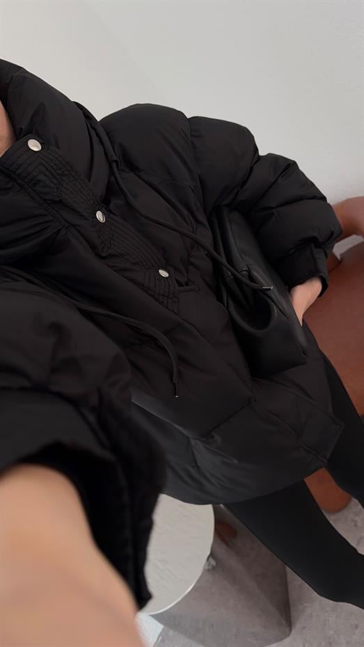 Kapak Detaylı Siyah Şişme Mont