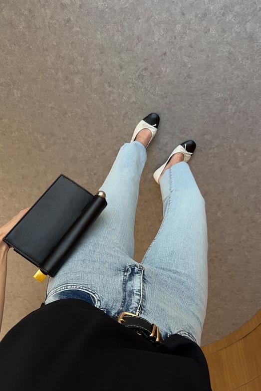 Kemerli Buz Mavi Kesik Paça Jean