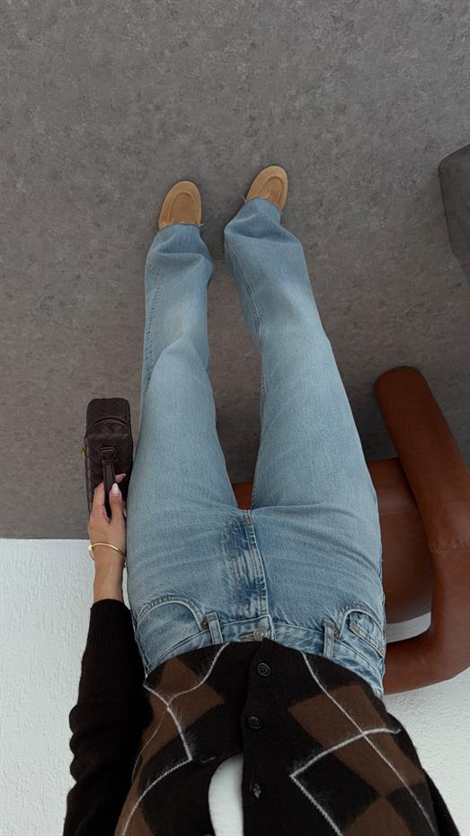 Kesik Paça Açık Mavi Straight Jean