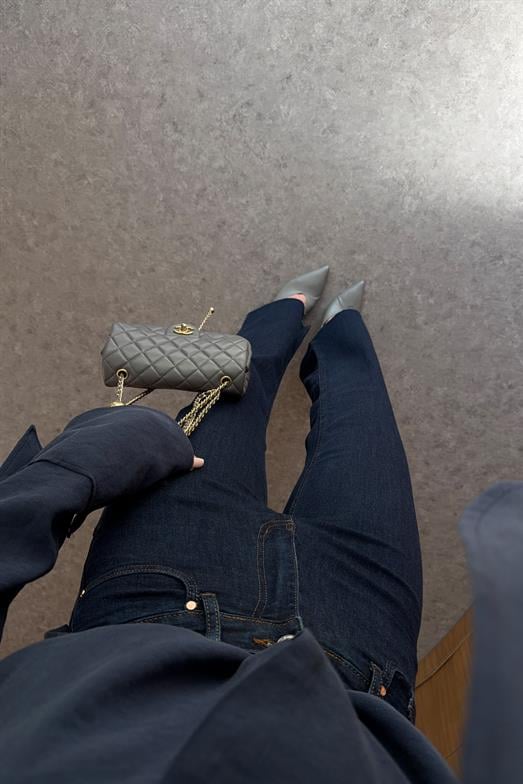 Kesik Paça Lacivert Push-up Jean