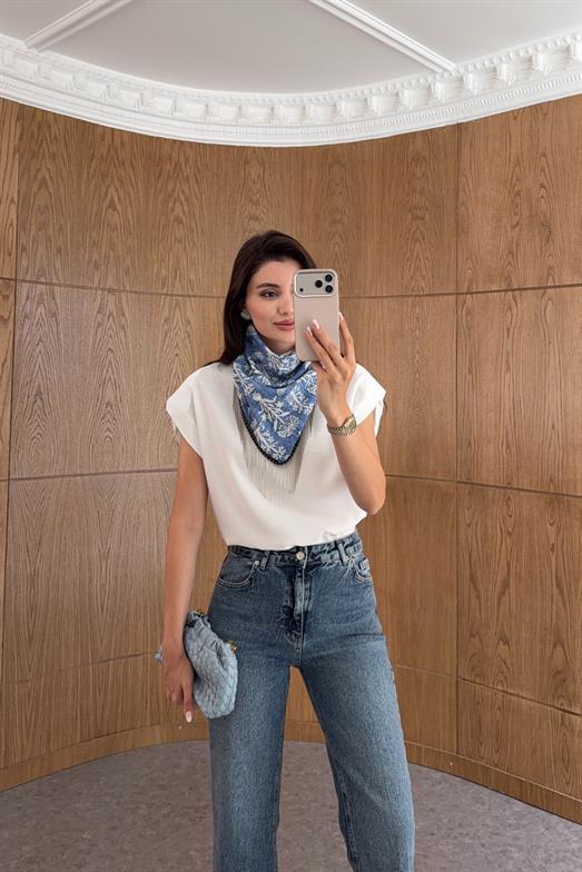 Mavi Fularlı Beyaz Bluz
