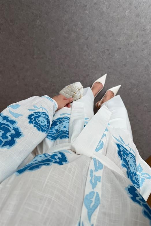 Mavi Nakışlı V Yaka Gömlek