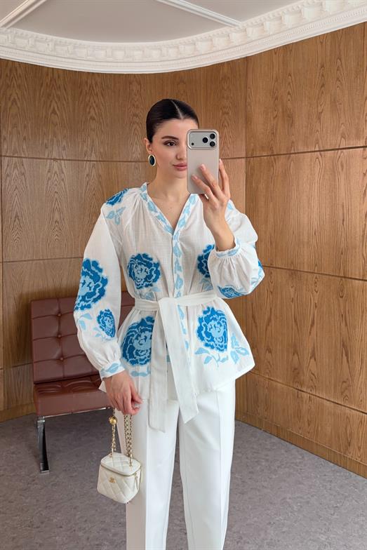 Mavi Nakışlı V Yaka Gömlek