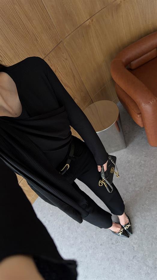 Parça Detaylı Siyah Bluz