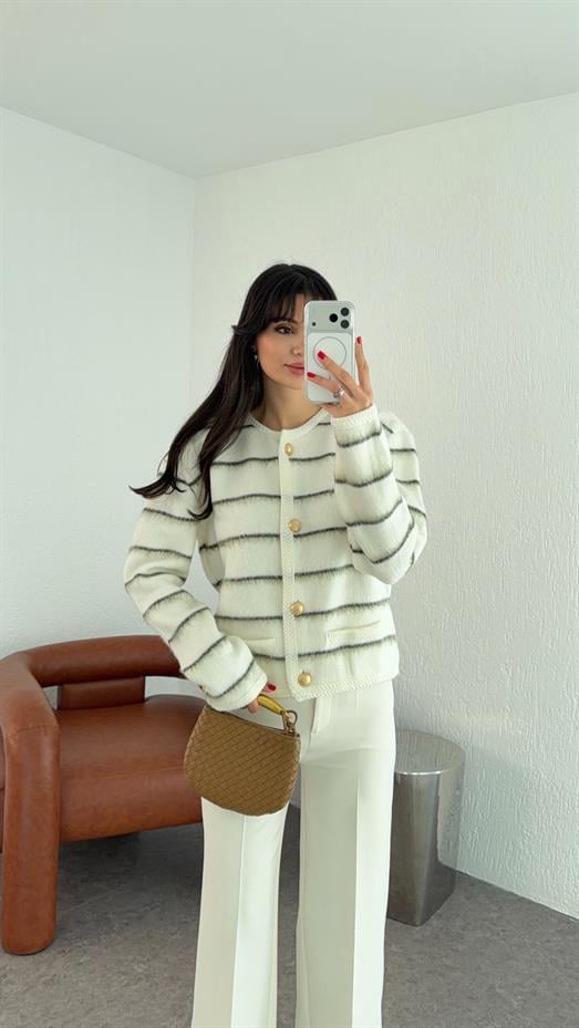 Sakallı Ekru Hırka