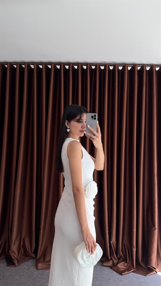 Seyyar Broşlu Fisto Detaylı Beyaz Elbise