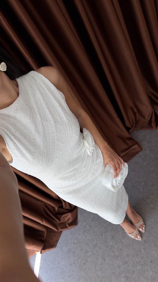 Seyyar Broşlu Fisto Detaylı Beyaz Elbise