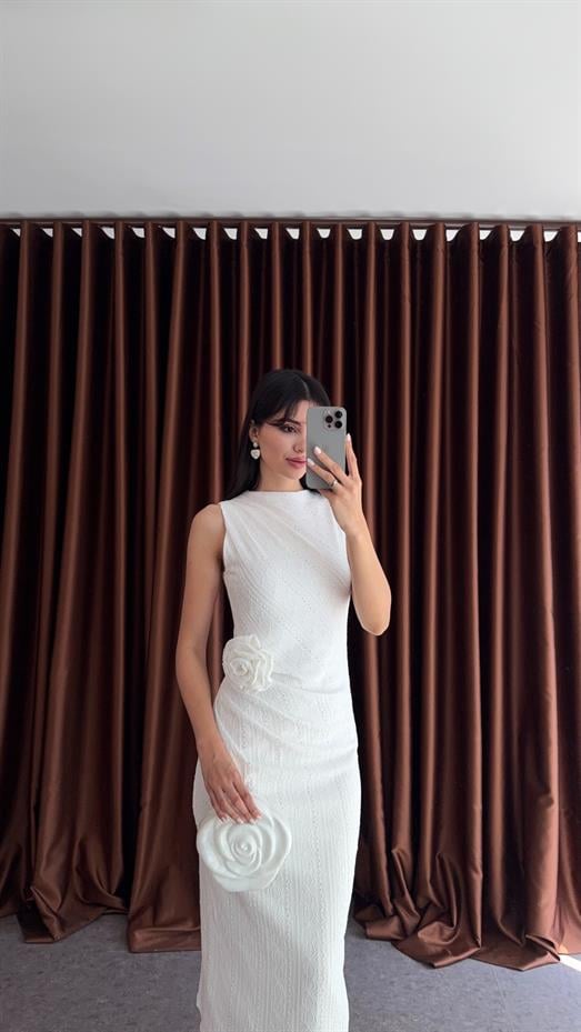 Seyyar Broşlu Fisto Detaylı Beyaz Elbise