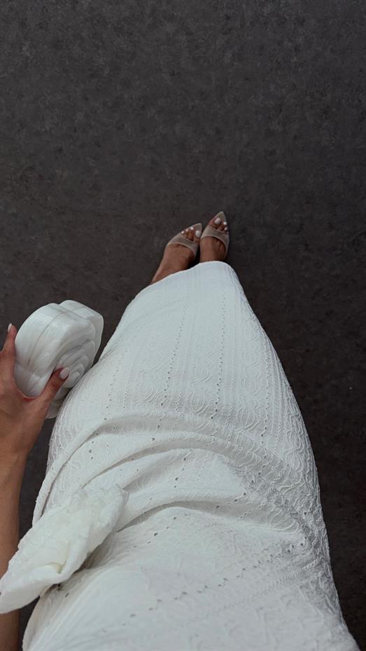 Seyyar Broşlu Fisto Detaylı Beyaz Elbise