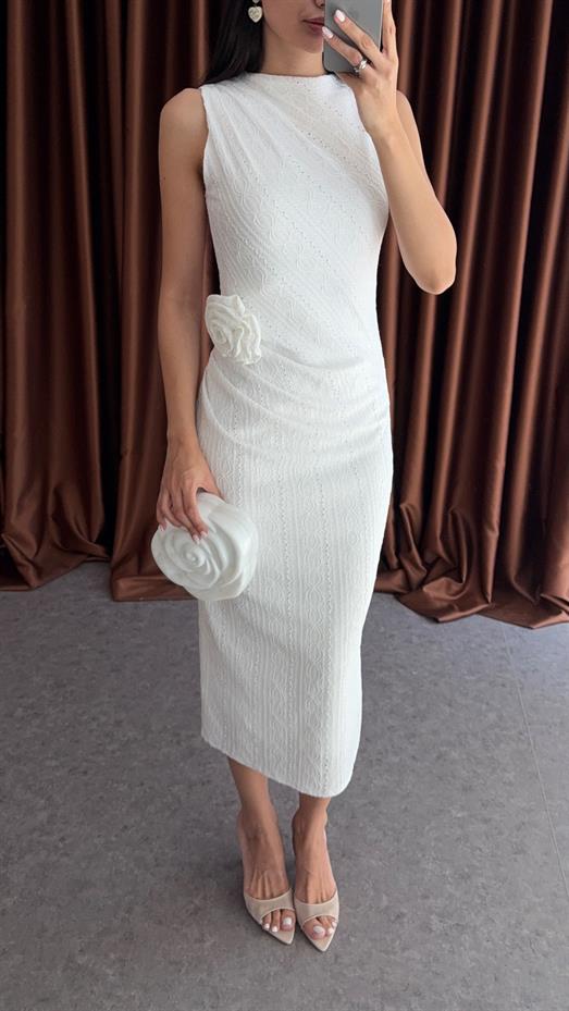 Seyyar Broşlu Fisto Detaylı Beyaz Elbise