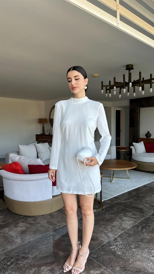 Sırt Bağlama Detaylı Beyaz Elbise