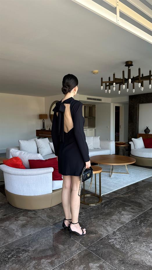 Sırt Bağlama Detaylı Siyah Elbise