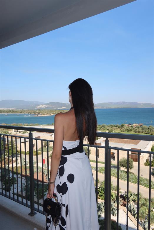Siyah Çiçekli Beyaz Elbise