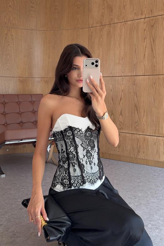 Siyah Dantelli Beyaz Korse
