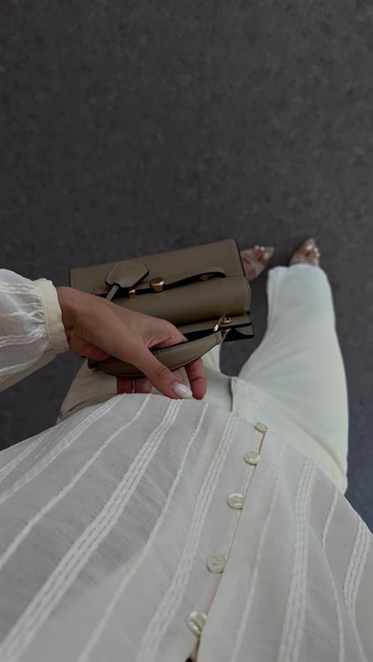 V Yaka Düğmeli Bluz