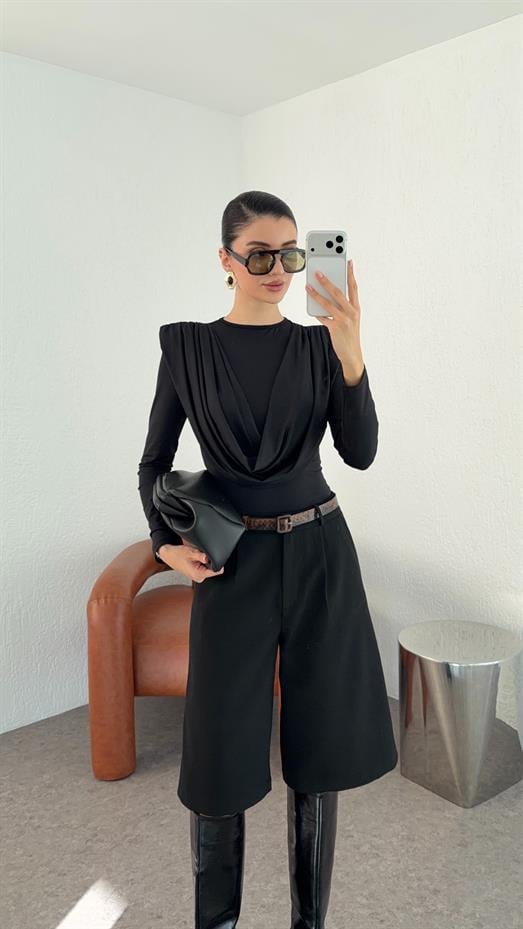 Vatkalı Dökümlü Siyah Bluz