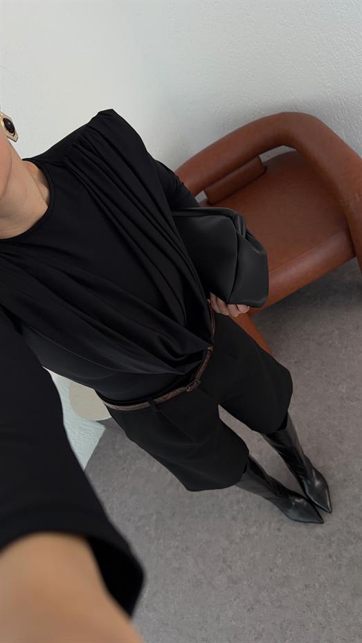 Vatkalı Dökümlü Siyah Bluz