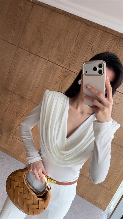 Vatkalı Drapeli Beyaz Bluz