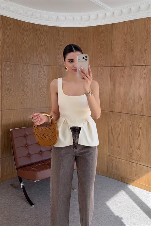 Volan Detaylı Kare Yaka Ekru Bluz