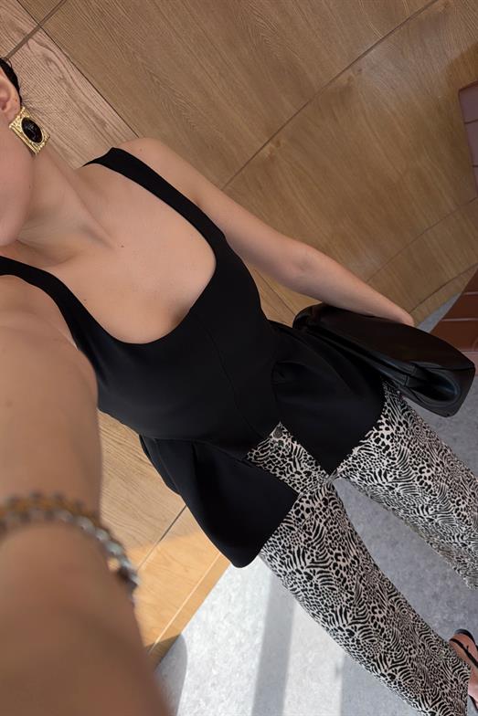 Volan Detaylı Kare Yaka Siyah Bluz