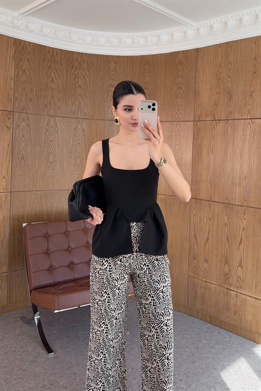 Volan Detaylı Kare Yaka Siyah Bluz