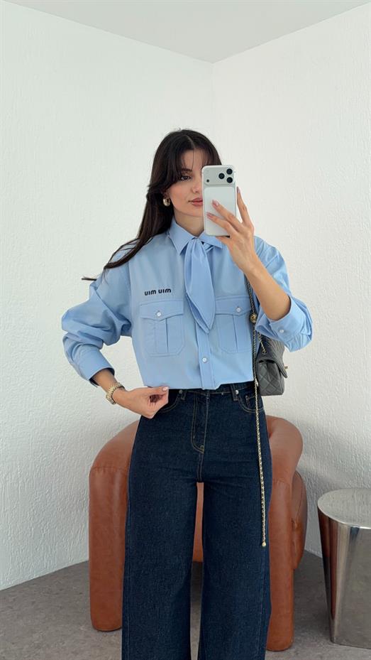 Yaka Bağlamalı Mavi Gömlek