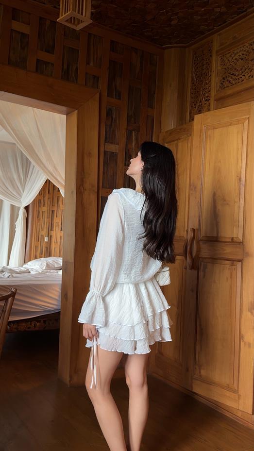 Yaka Volanlı Güllü Beyaz Elbise