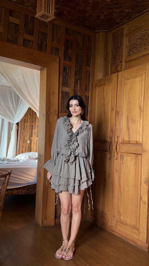 Yaka Volanlı Güllü Vizon Elbise