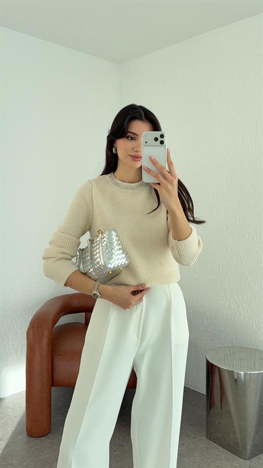 Yakası Taşlı Kazak