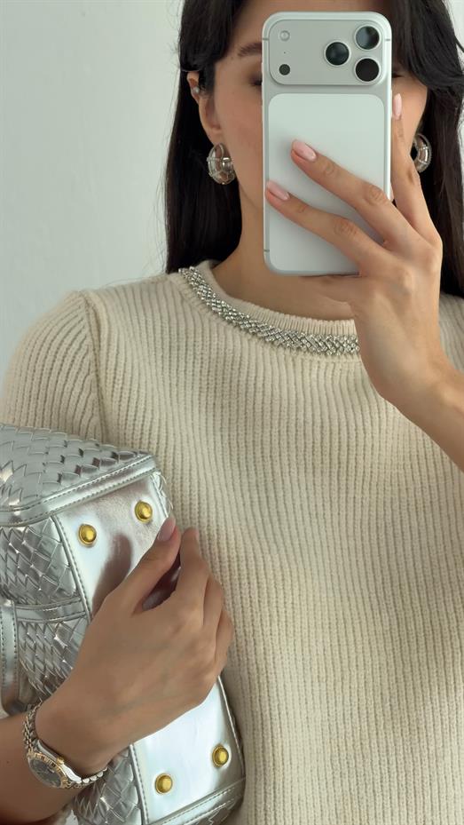 Yakası Taşlı Kazak