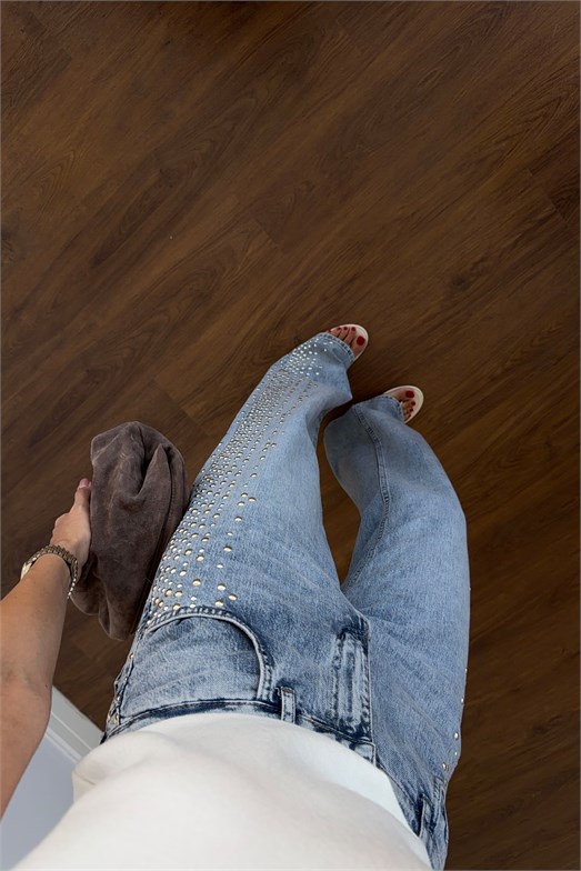 Yanları Zımbalı Mavi Jean