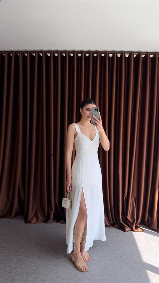 Yırtmaçlı Beyaz Uzun Elbise