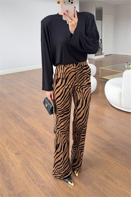 Zebra Desenli Taba Renk Dokulu Düz Kesim Pantolon. 