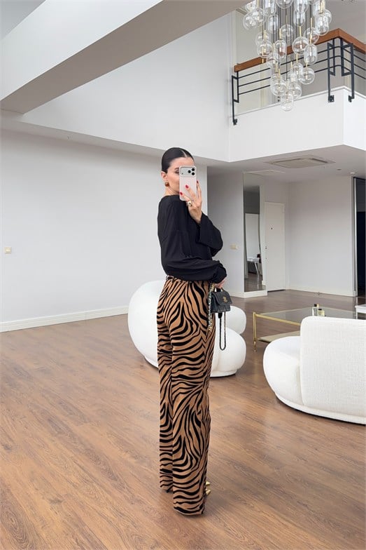 Zebra Desenli Taba Renk Dokulu Düz Kesim Pantolon. 