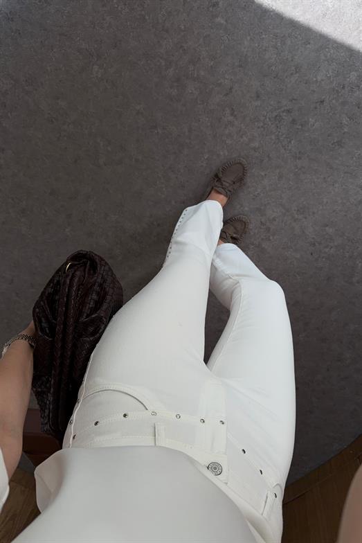 Zımba Detaylı Beyaz Jean