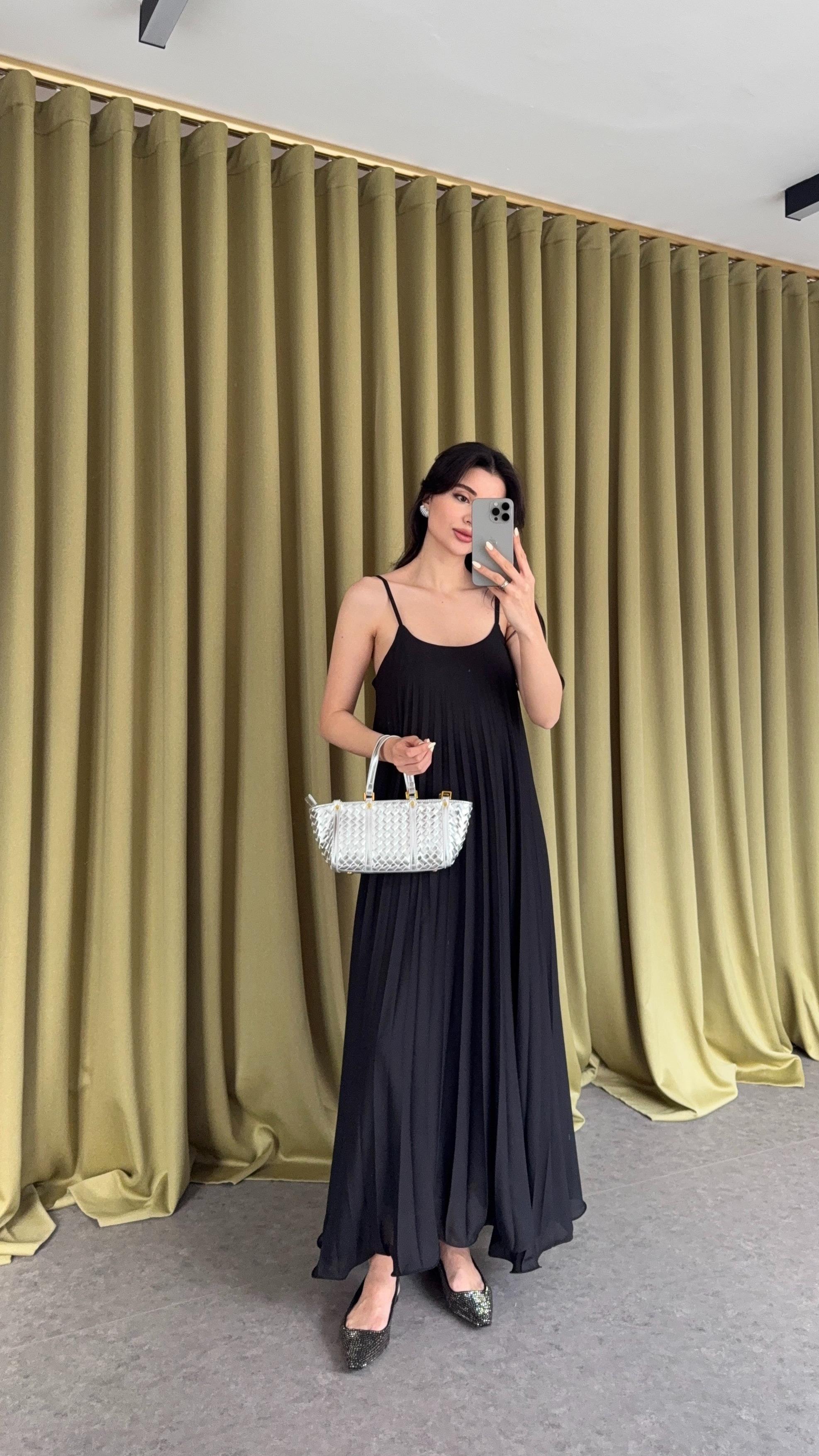 Askılı Pliseli Siyah Elbise