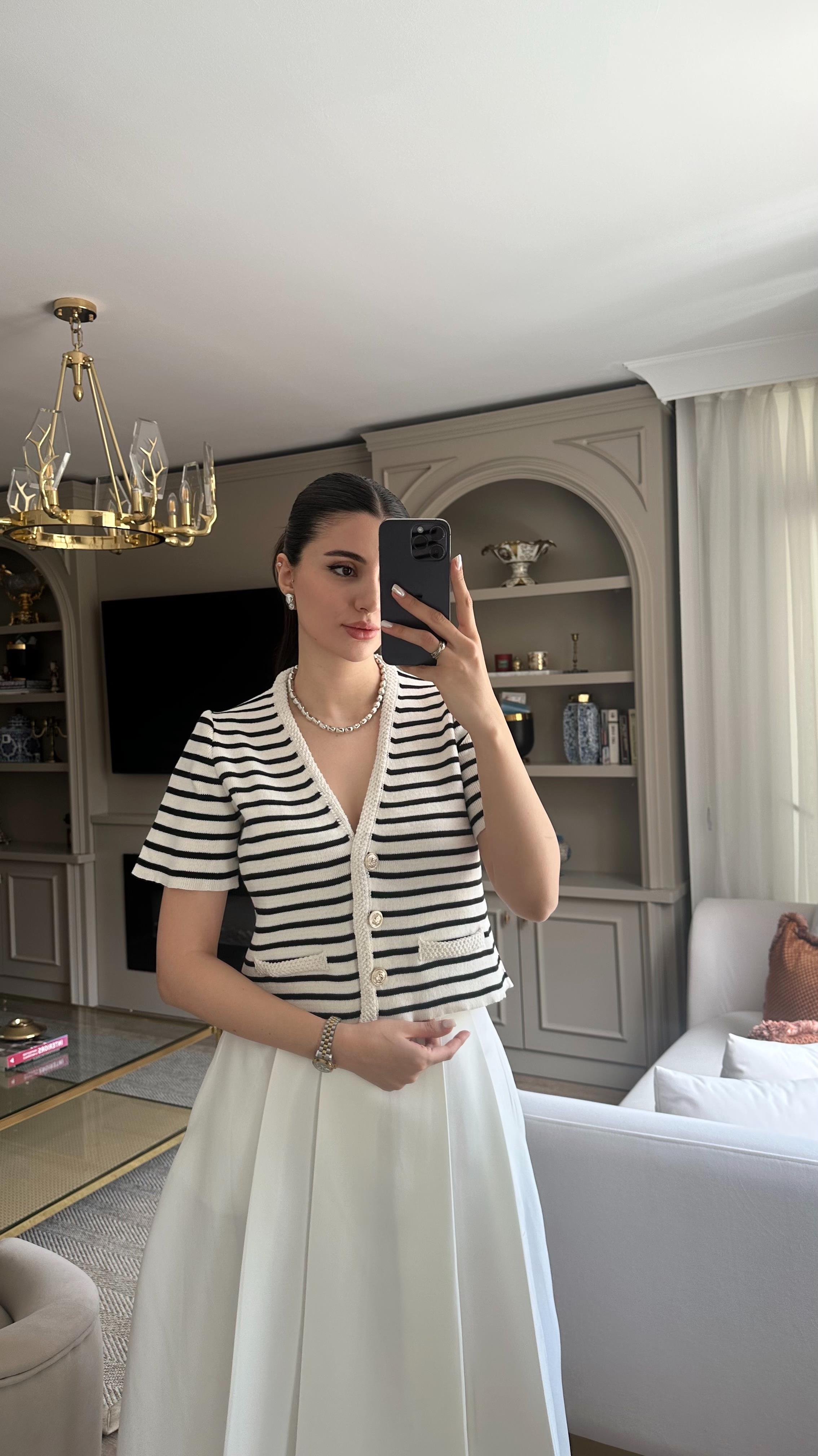 Beyaz Çizgili Hırka