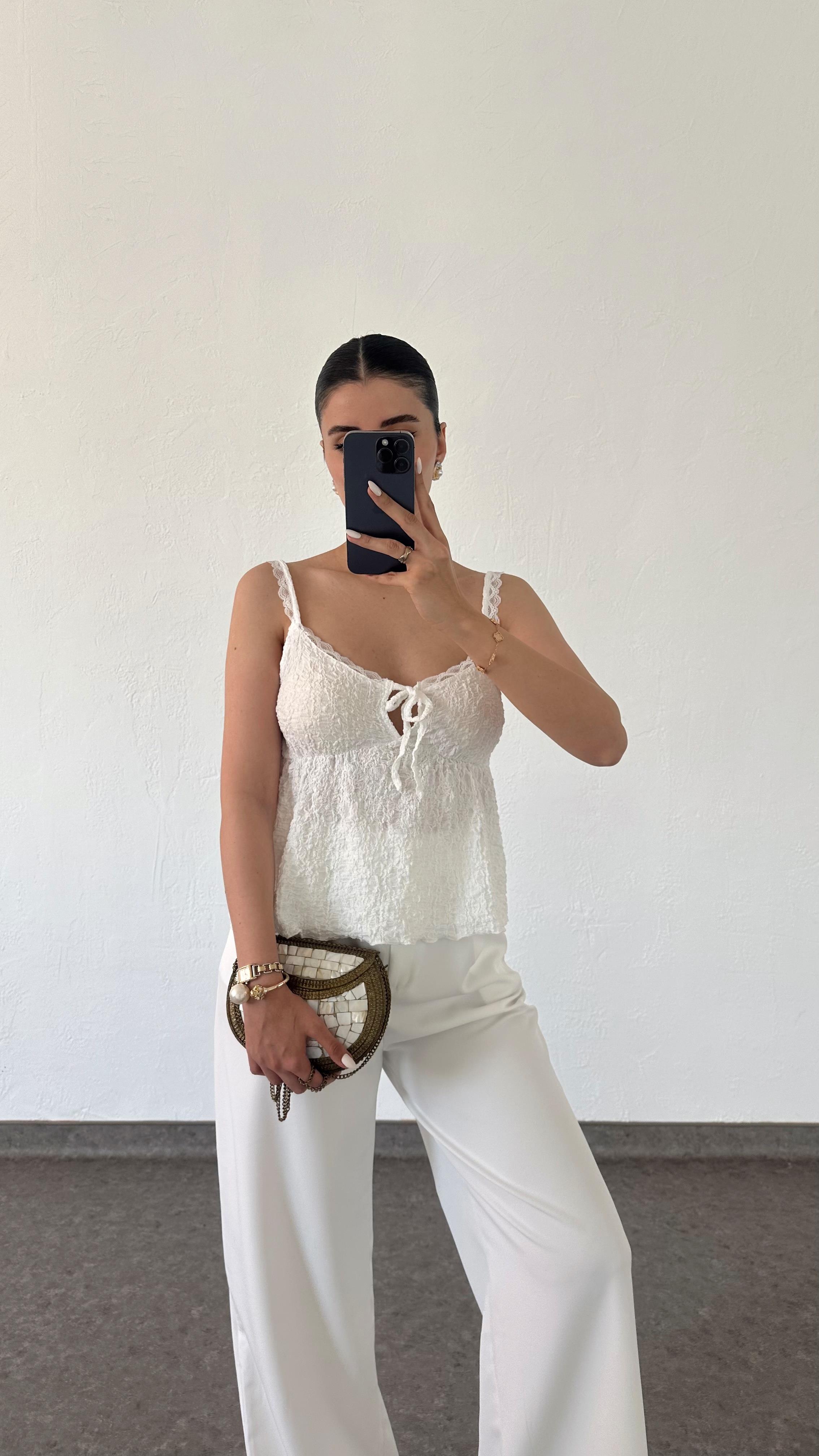 Beyaz Dantelli Bluz