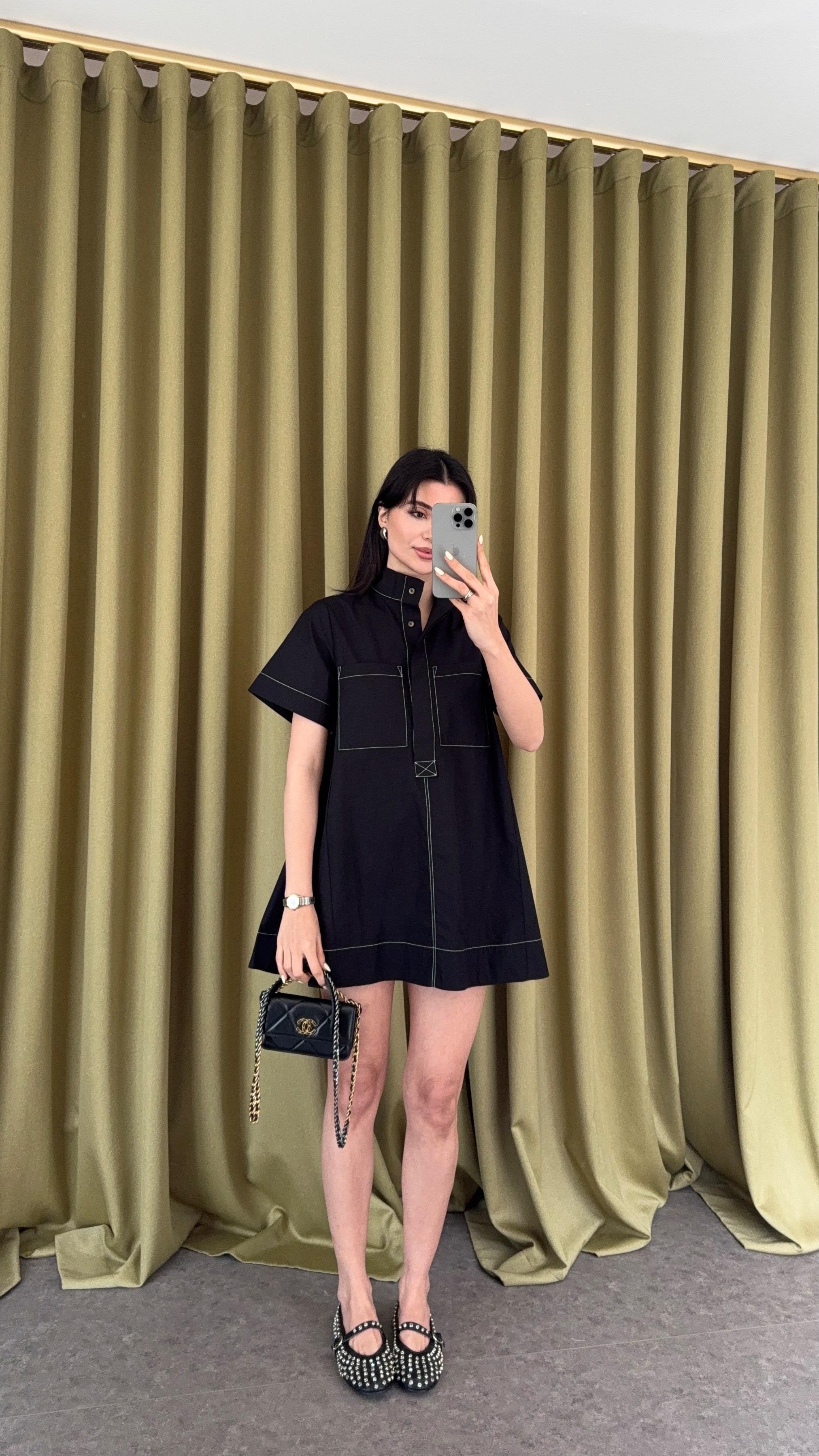 Beyaz Dikişli Siyah Elbise